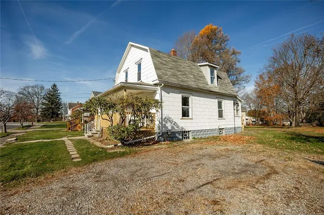 a view of a house with backyard