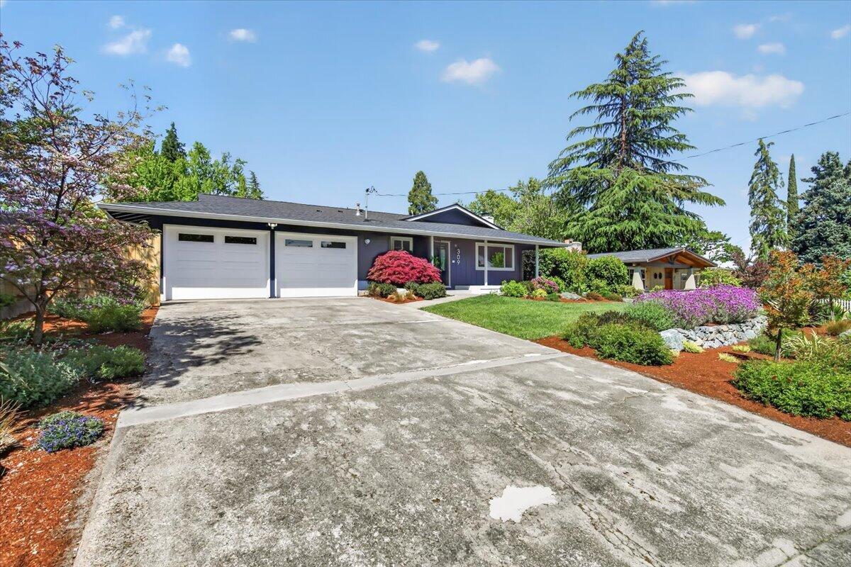 309 North Berkeley Way Medford, OR 97504 - Photo 4 of 32 Expansive driveway