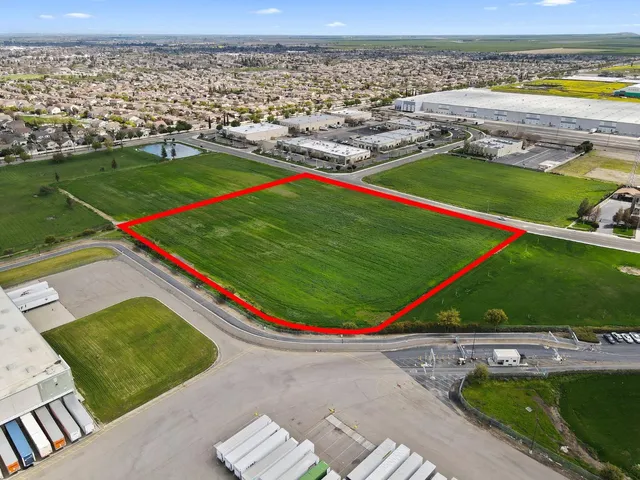 a view of a tennis court