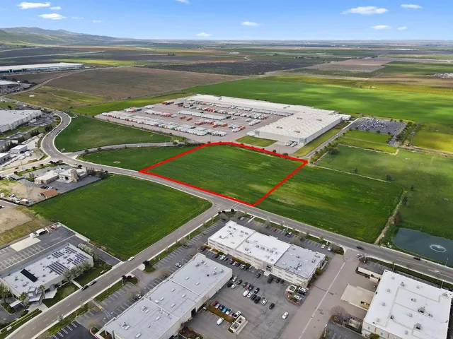 a view of an outdoor space and city view