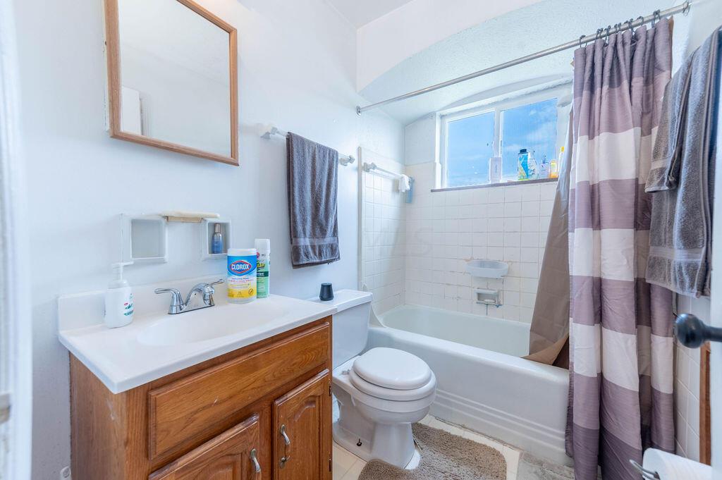 846 Kenwick Road, Unit 852 Columbus, OH 43209 - Photo 13 of 34 852 Bathroom