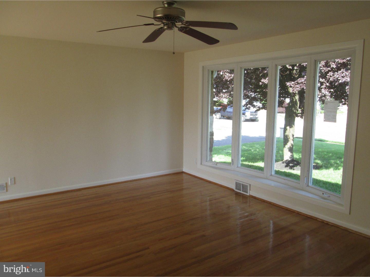274 Hickory Road Warminster, PA 18974 - Photo 2 of 23 Living Room