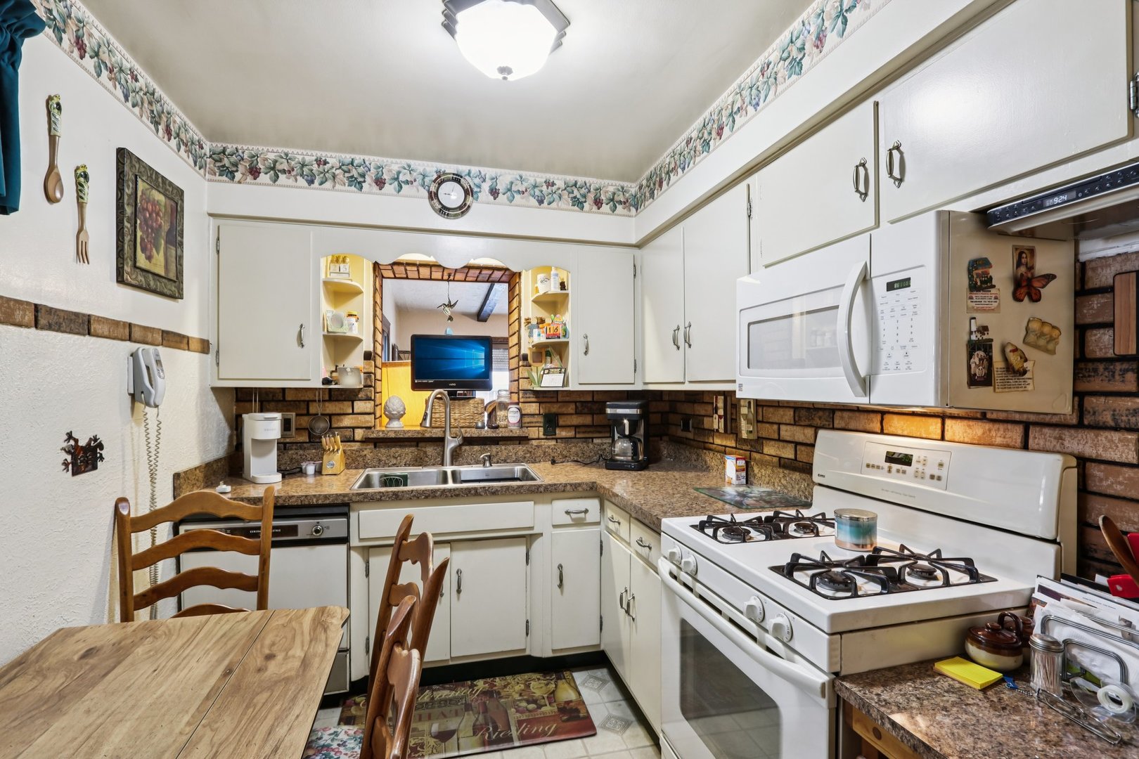 5740 South Monitor Avenue Chicago, IL 60638 - Photo 8 of 25