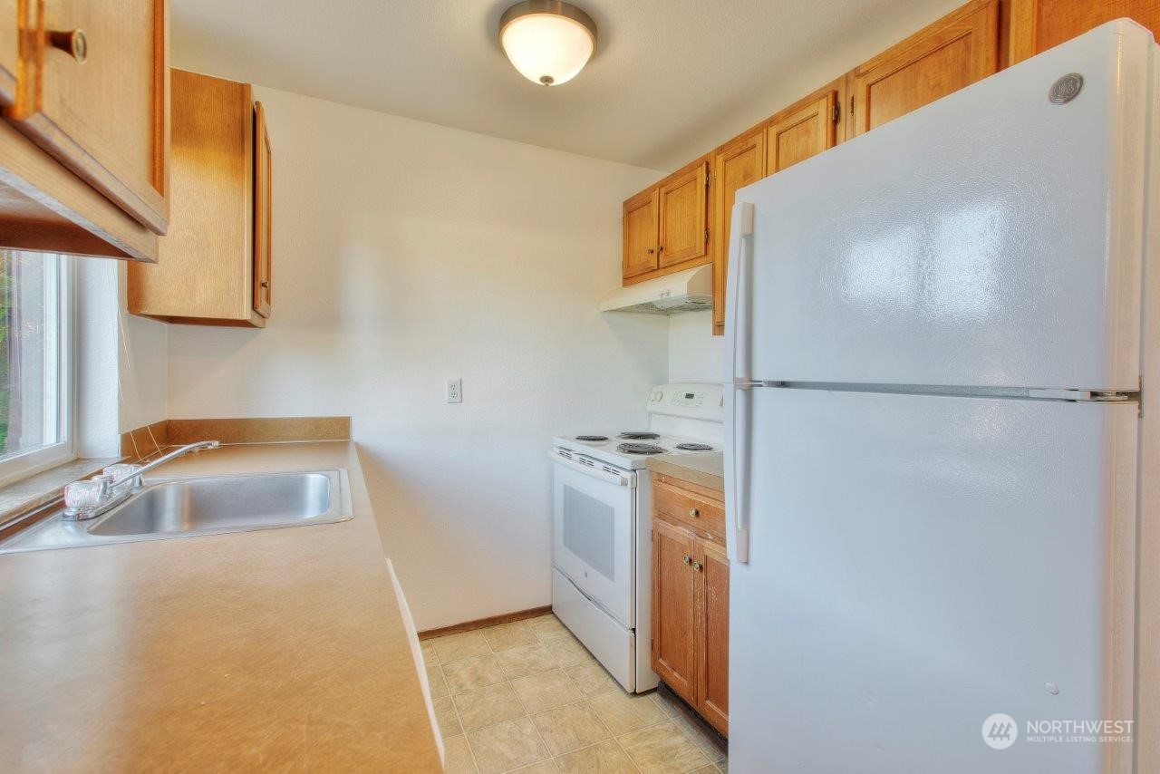440 Southwest 155th Street Burien, WA 98166 - Photo 7 of 22 a bathroom with a tub sink and mirror