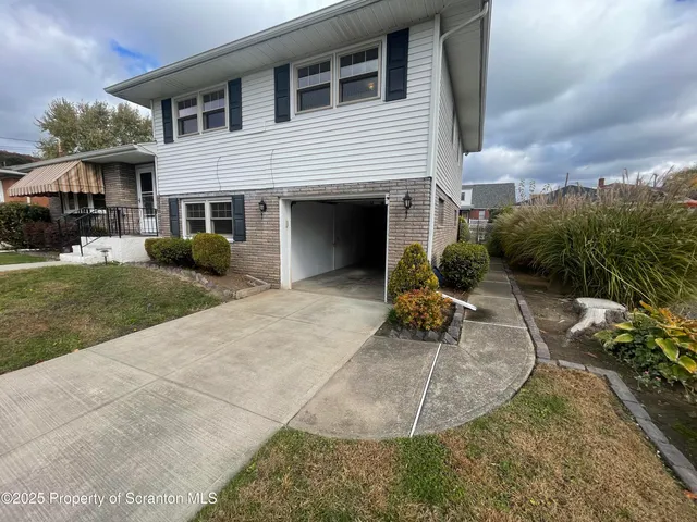 a view of a house with backyard