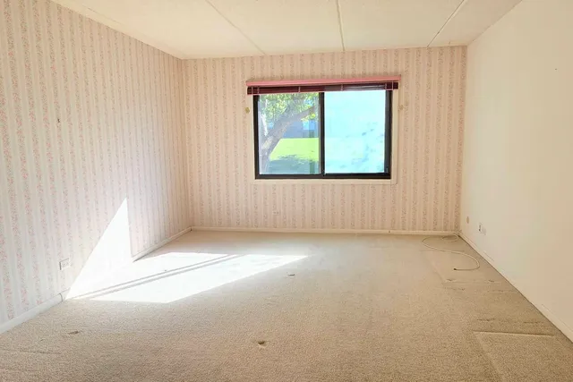 $179,900 | 650 Whitney Court, Unit 108, Gurnee, IL 60031