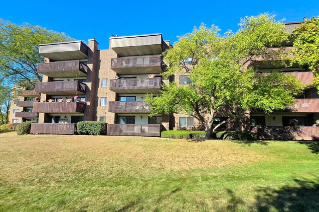 $179,900 | 650 Whitney Court, Unit 108, Gurnee, IL 60031