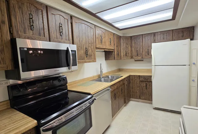 $179,900 | 650 Whitney Court, Unit 108, Gurnee, IL 60031