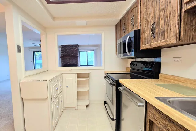 $179,900 | 650 Whitney Court, Unit 108, Gurnee, IL 60031