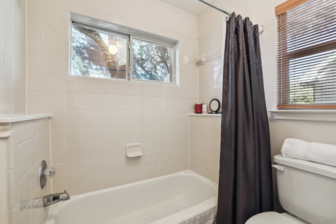 3805 Pebble Court Round Rock, TX 78664 - Photo 10 of 31 a bathroom with a toilet and a bathtub