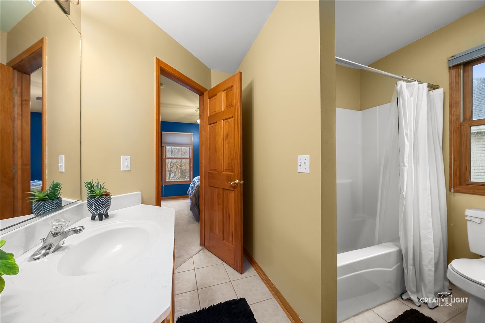 201 Violet Lane Batavia, IL 60510 - Photo 30 of 47 a en suite bathroom with a sink a toilet and shower