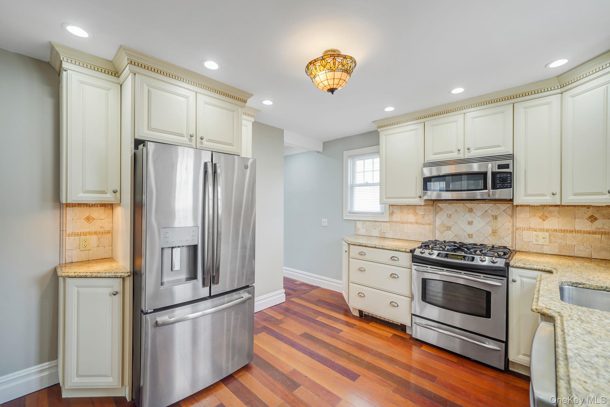 191 Smith Avenue Islip, NY 11751 - Photo 11 of 28