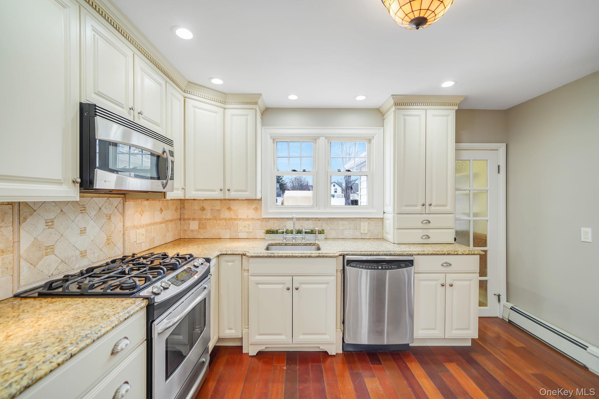 191 Smith Avenue Islip, NY 11751 - Photo 9 of 28