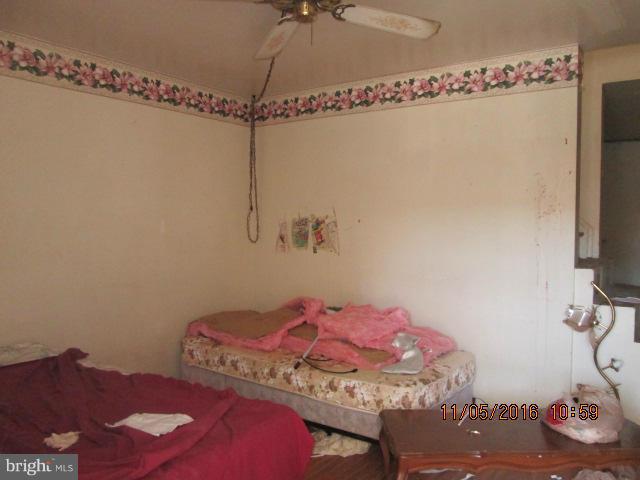 8546 Kavanagh Road Baltimore, MD 21222 - Photo 4 of 15 Living Room