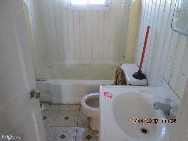 8546 Kavanagh Road Baltimore, MD 21222 - Photo 7 of 15 Bath