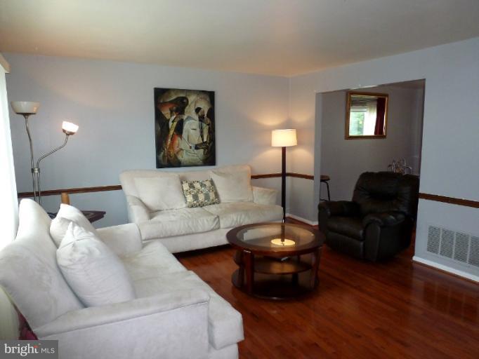 3913 Bryony Road Randallstown, MD 21133 - Photo 6 of 20 Living Room