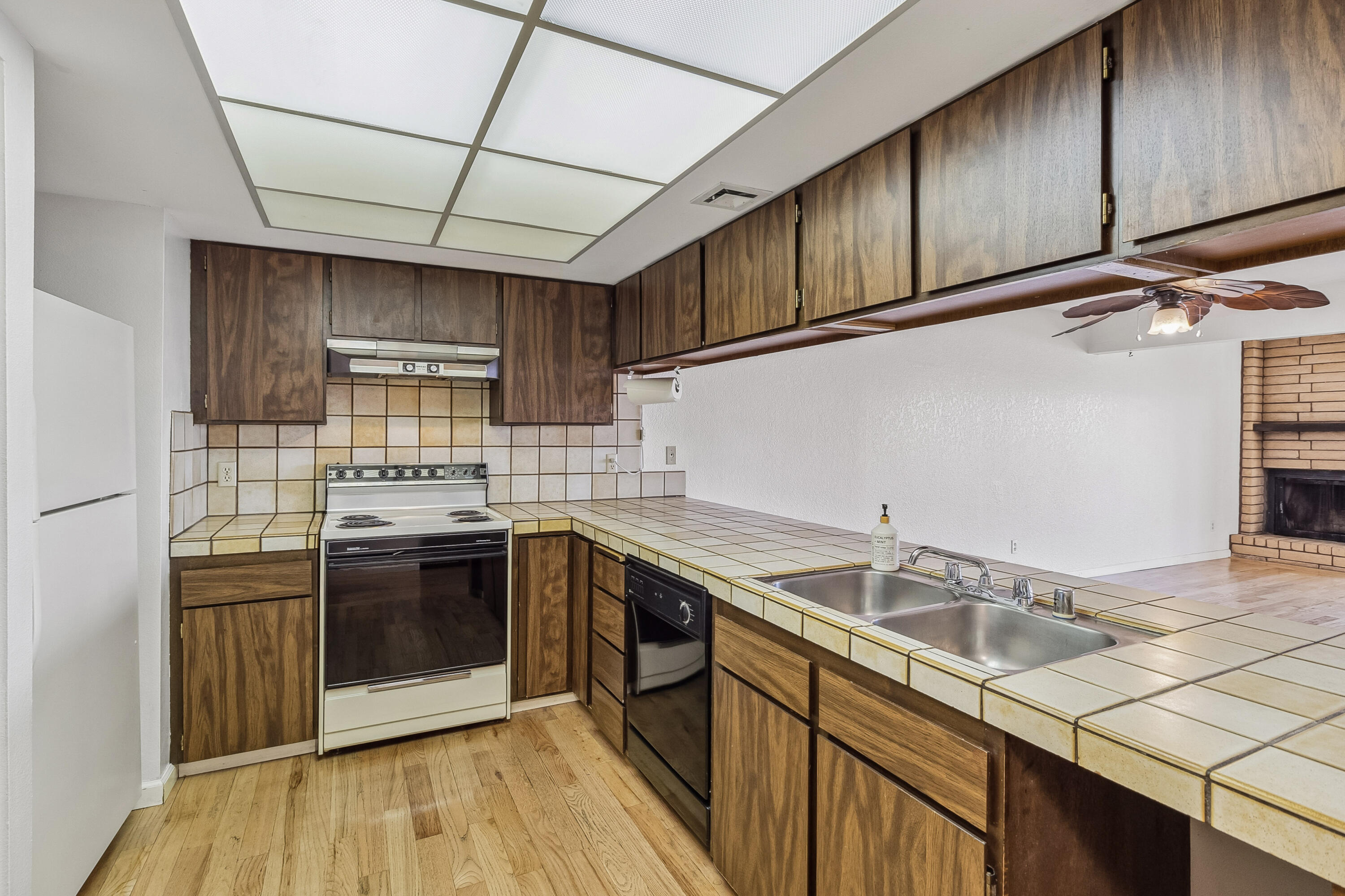 1959 Bechelli Lane Redding, CA 96002 - Photo 15 of 46 Kitchen