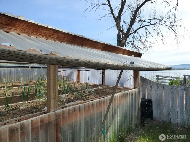 a view of an outdoor space