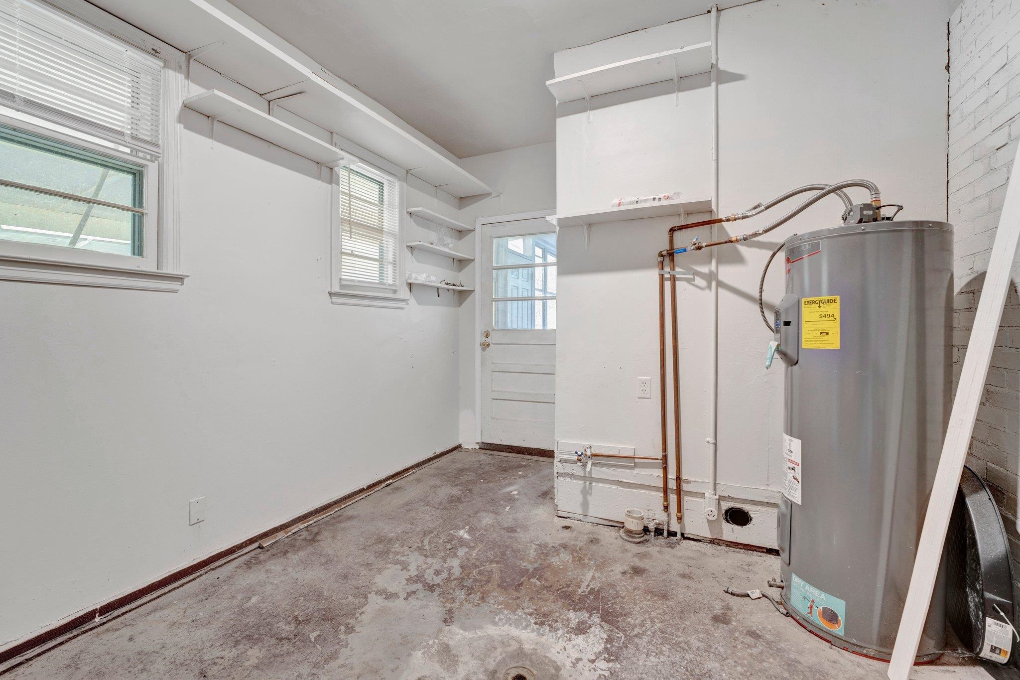 2985 Scheibler Road Memphis, TN 38128 - Photo 31 of 39 Utility room with water heater