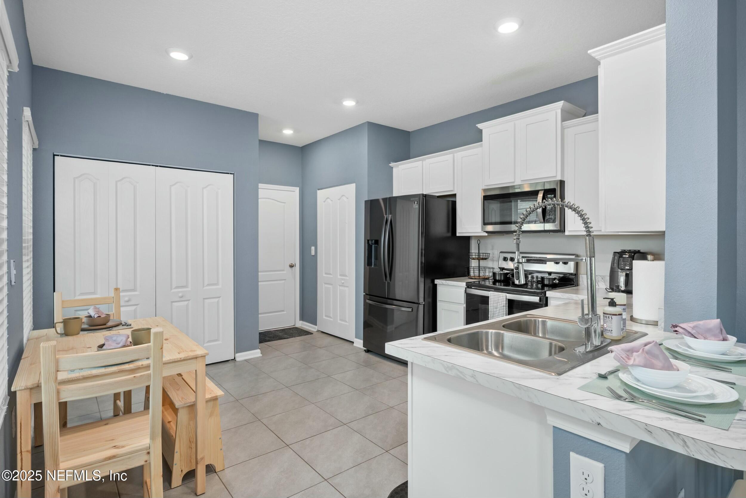 237 Aralia Lane Jacksonville, FL 32216 - Photo 9 of 25 tempImageQQUzVx