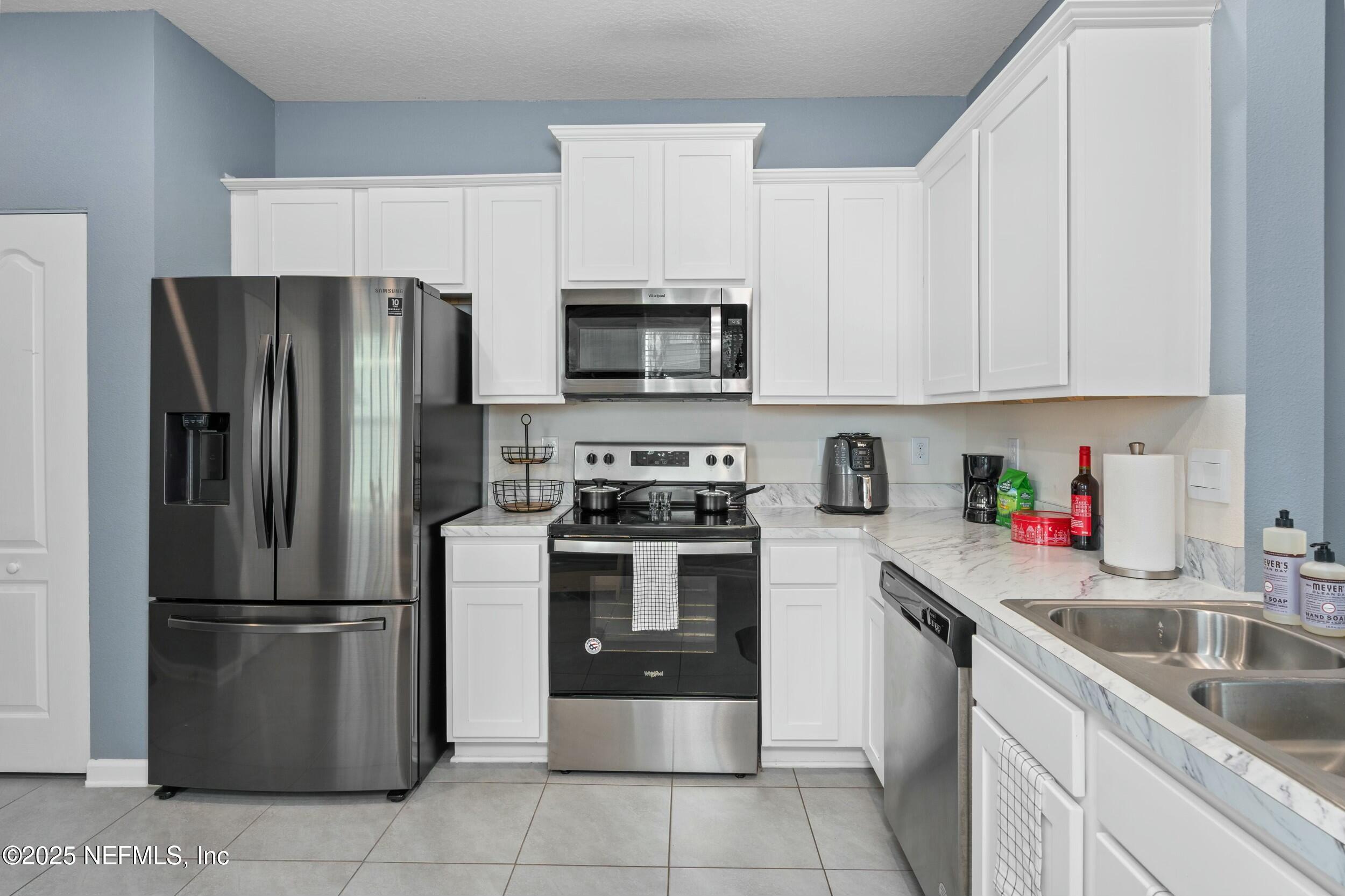 237 Aralia Lane Jacksonville, FL 32216 - Photo 10 of 25 tempImageIoJEwE