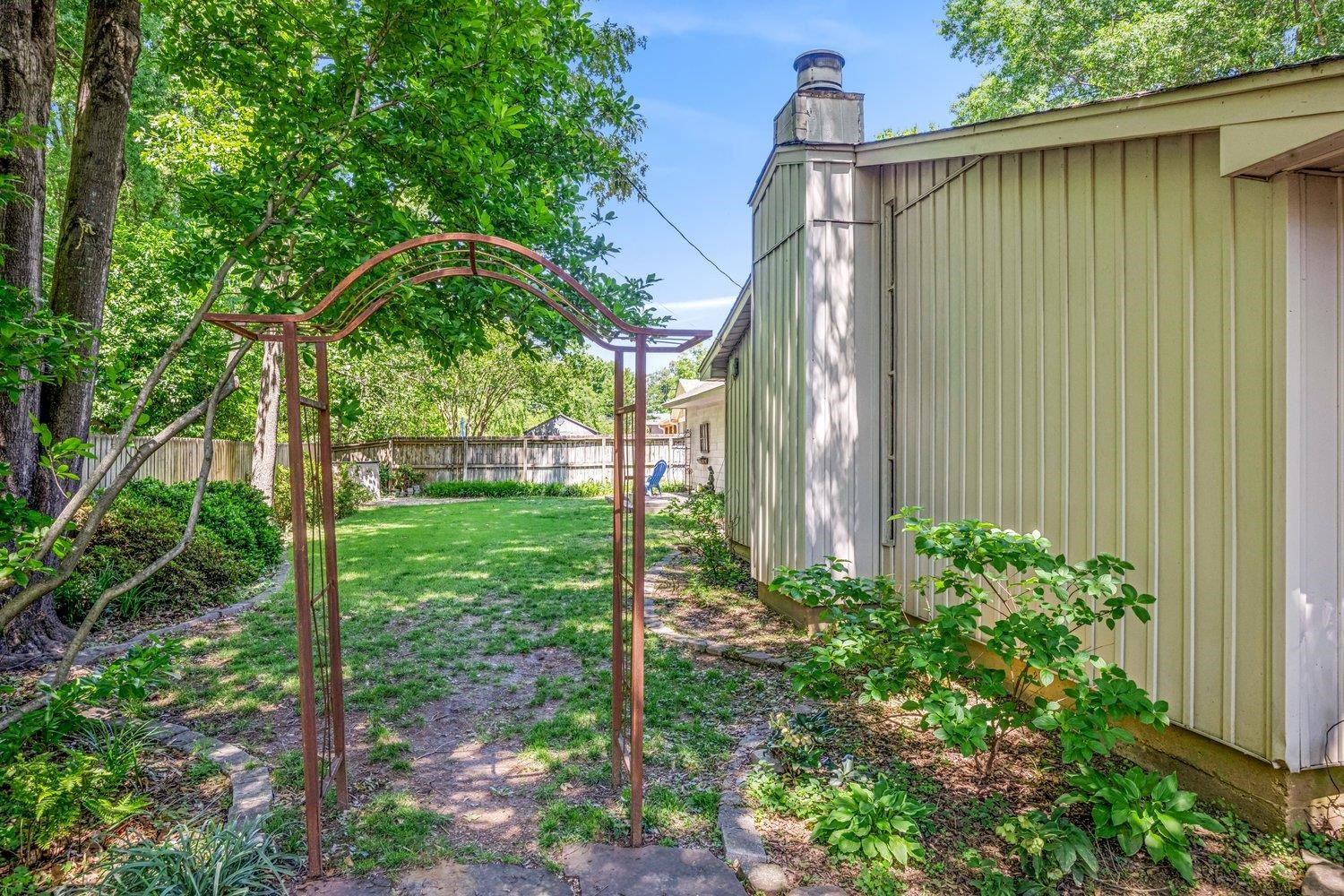 4220 Minden Road Memphis, TN 38117 - Photo 27 of 30 a view of a backyard with plants