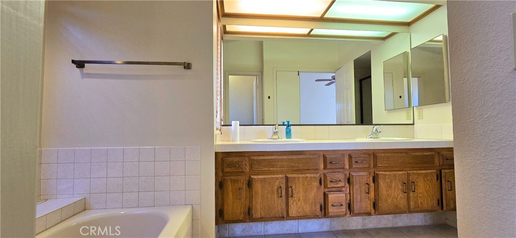 1101 North Heritage Drive Ridgecrest, CA 93555 - Photo 25 of 47 Master Bathroom Tub & Vanity