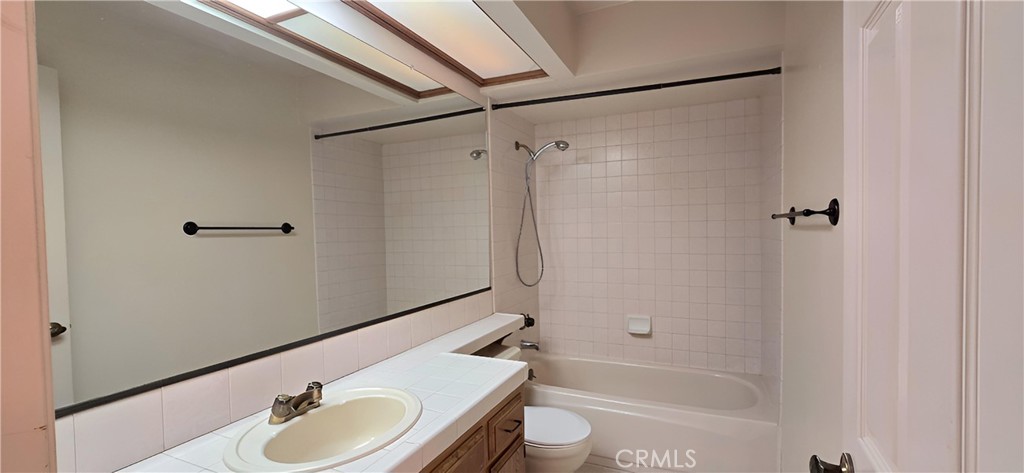 1101 North Heritage Drive Ridgecrest, CA 93555 - Photo 32 of 47 Bathroom #2 Vanity & Bathtub