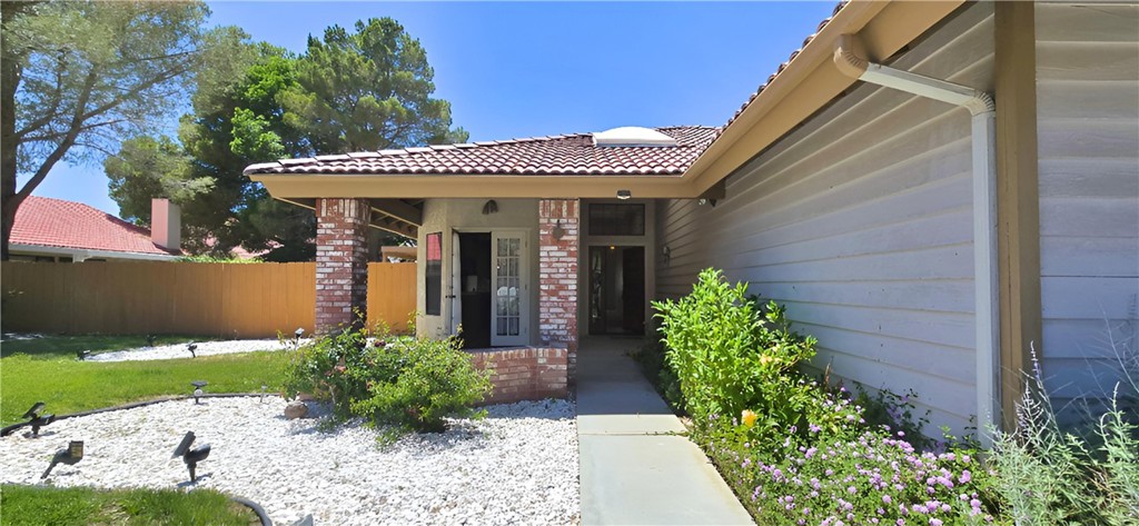 1101 North Heritage Drive Ridgecrest, CA 93555 - Photo 6 of 47 Walkway