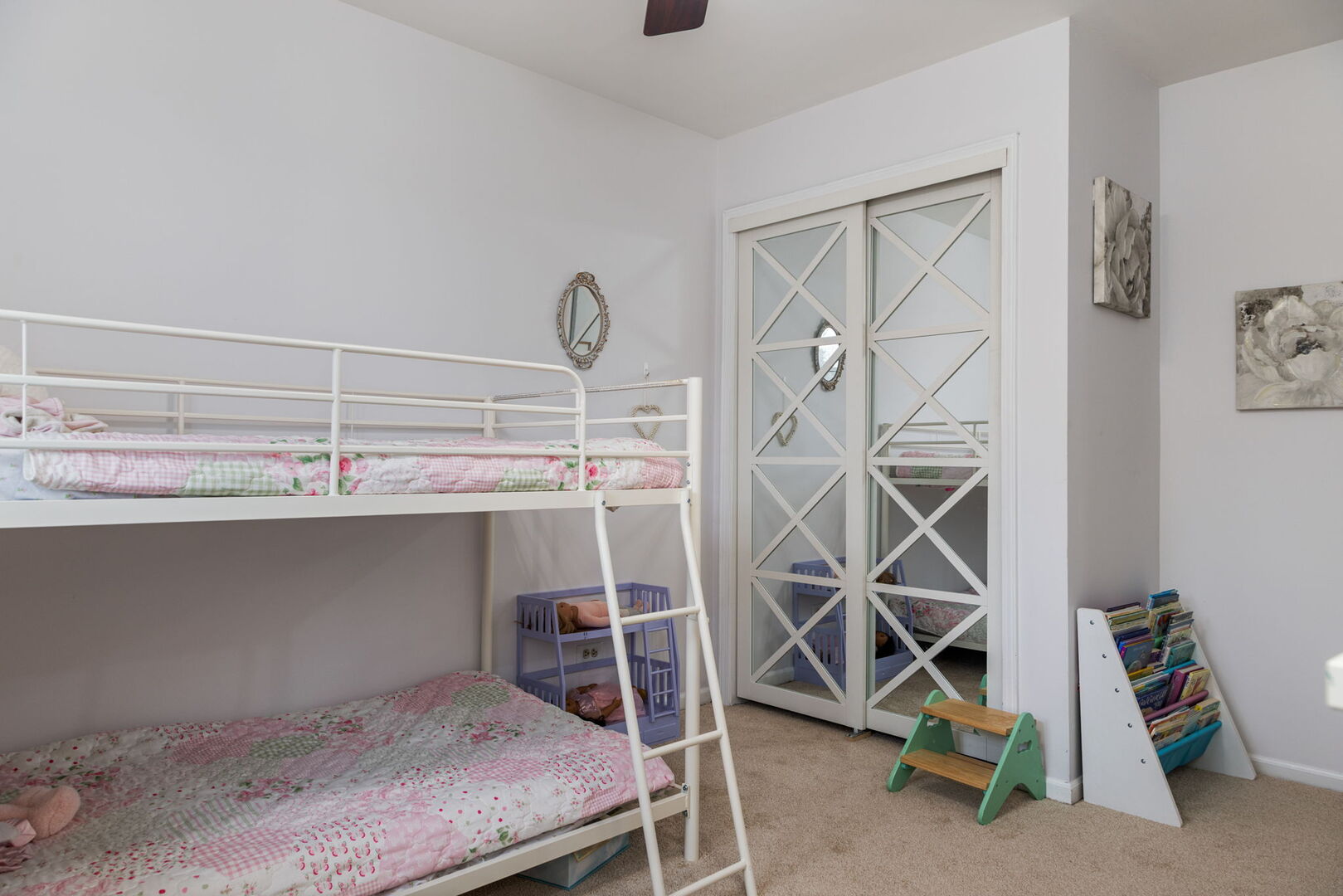 1N264 Darling Street Carol Stream, IL 60188 - Photo 17 of 30 a room that has a wooden floor and cabinets