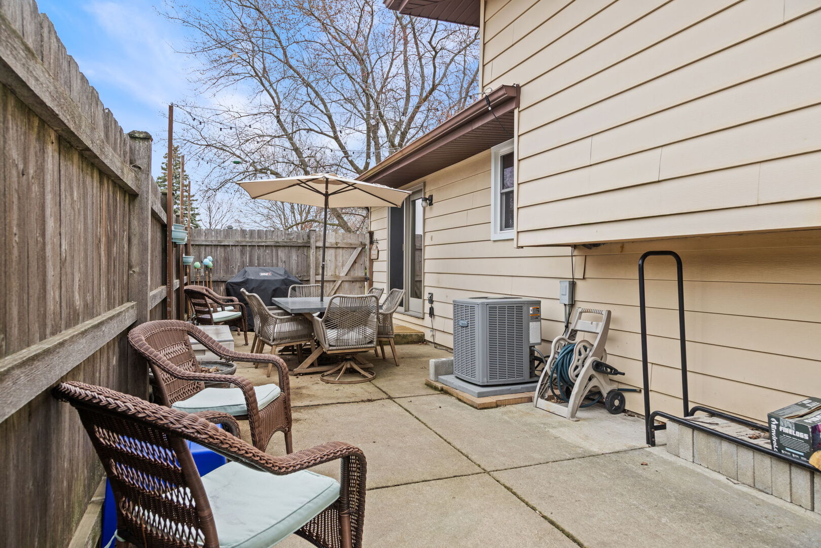 1N264 Darling Street Carol Stream, IL 60188 - Photo 25 of 30 a view of a patio with table and chairs and wooden fence