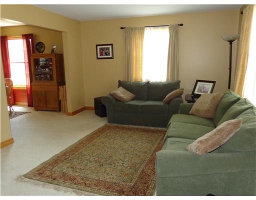 723 Tanglewood Road Hermitage, PA 16148 - Photo 3 of 18 Living Room.