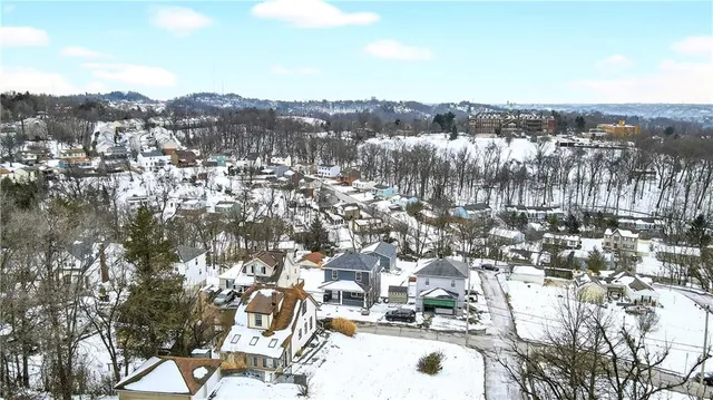 $2,200 | 3 Pioneer Avenue, Pittsburgh, PA 15229