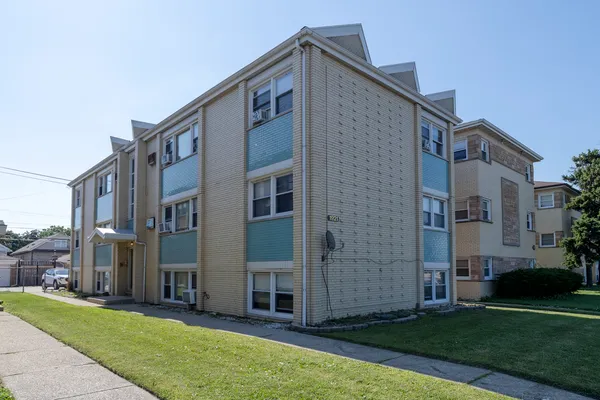 $1,700 | 1921 South Harlem Avenue, Unit 1W, Berwyn, IL 60402