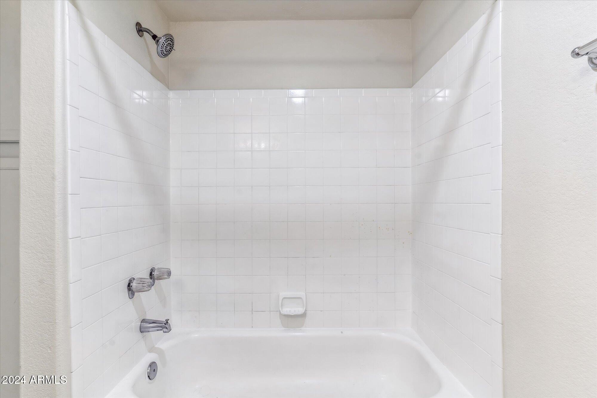 750 East Northern Avenue, Unit 1089 Phoenix, AZ 85020 - Photo 24 of 36 a bathroom with a bathtub