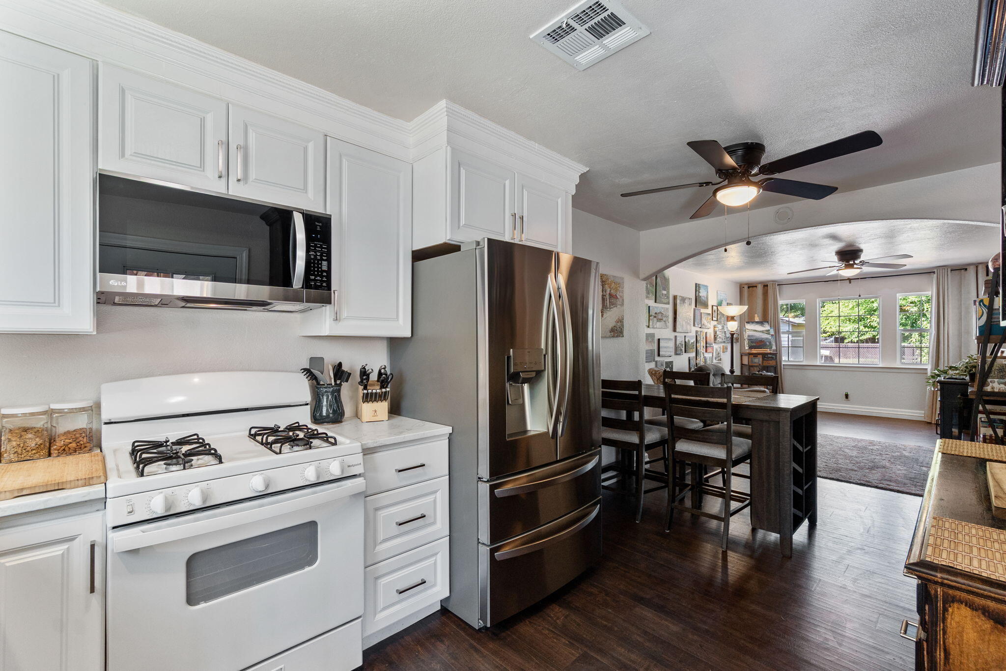 3923 Meteor Street Redding, CA 96002 - Photo 12 of 31 Kitchen