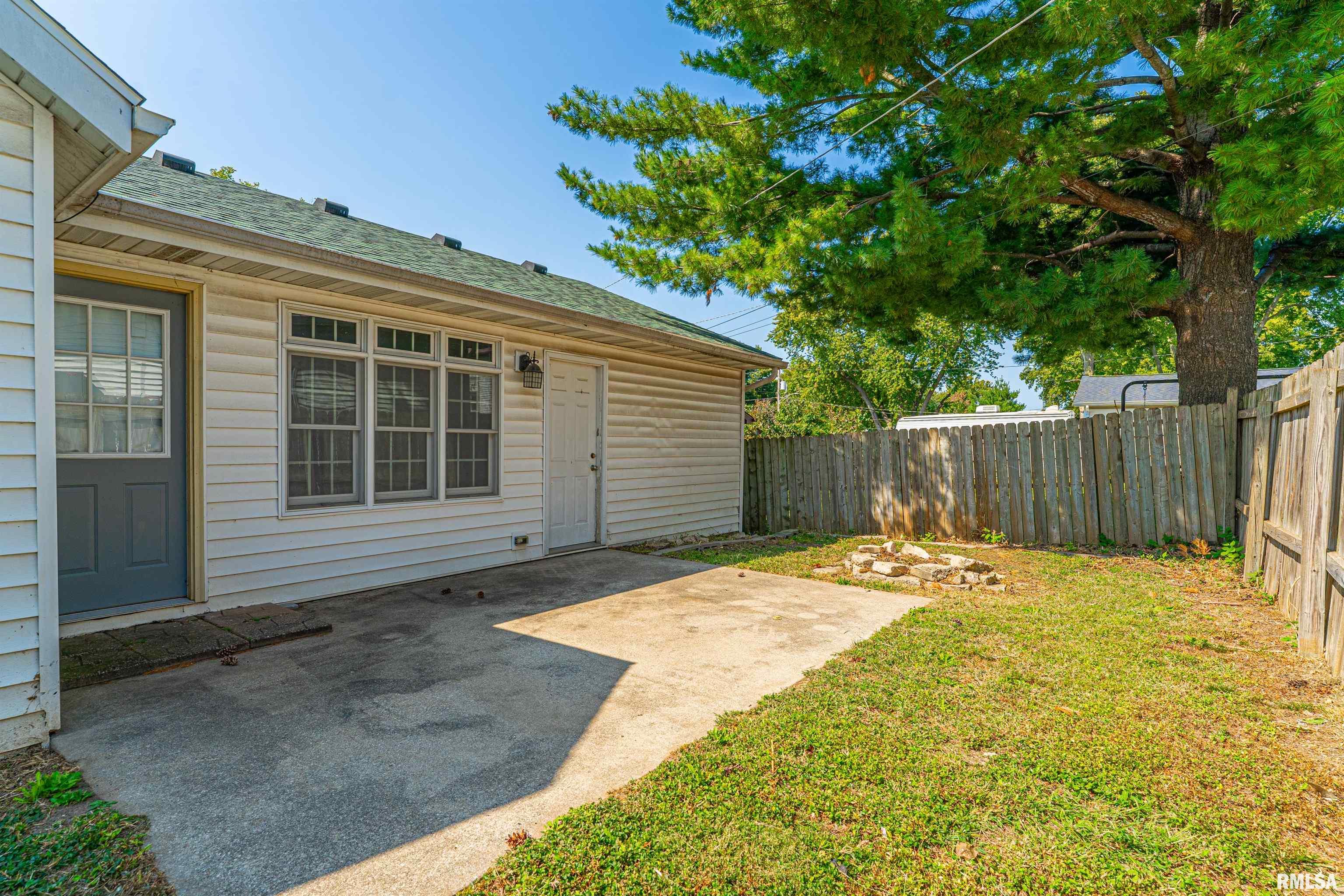 626 7th Street Lincoln, IL 62656 - Photo 4 of 20