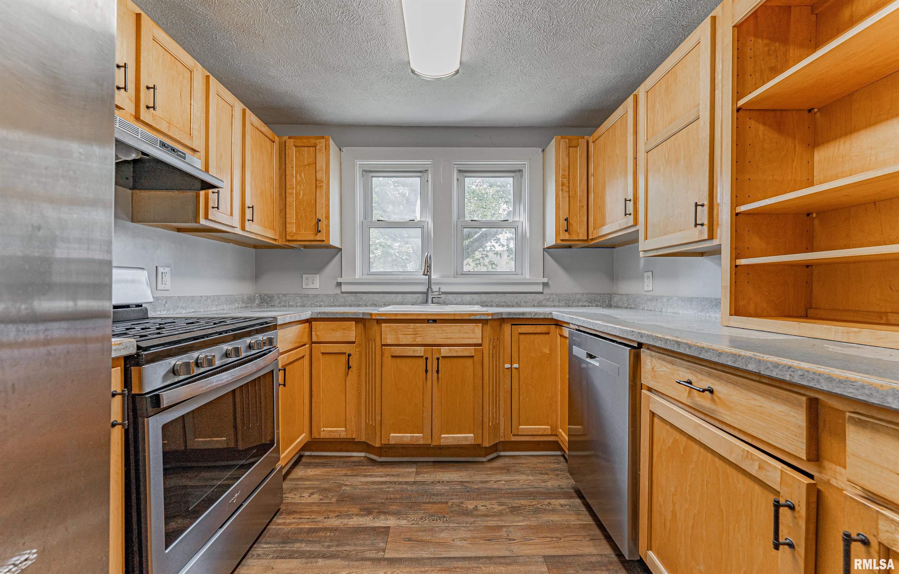 626 7th Street Lincoln, IL 62656 - Photo 9 of 20