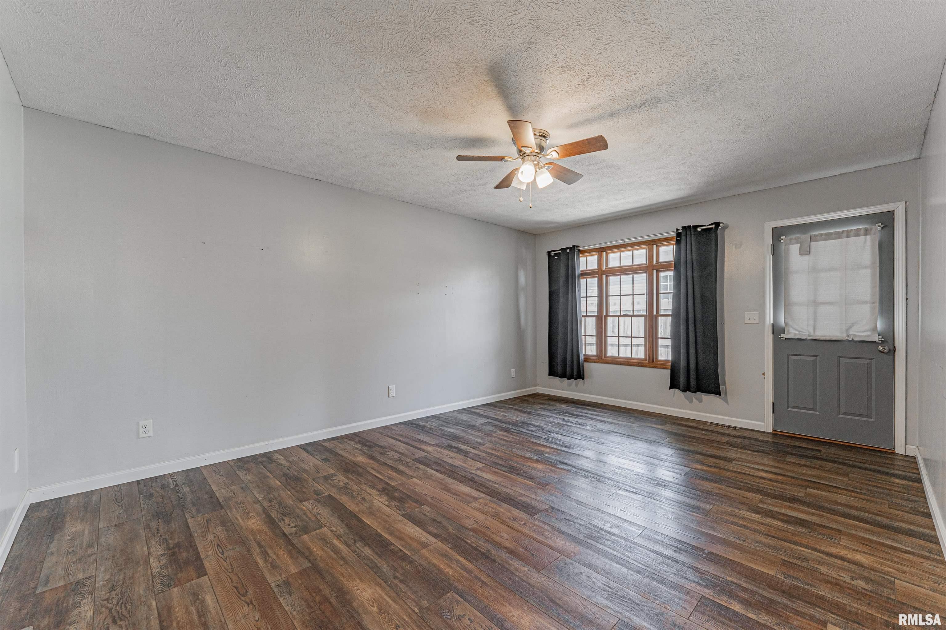 626 7th Street Lincoln, IL 62656 - Photo 10 of 20