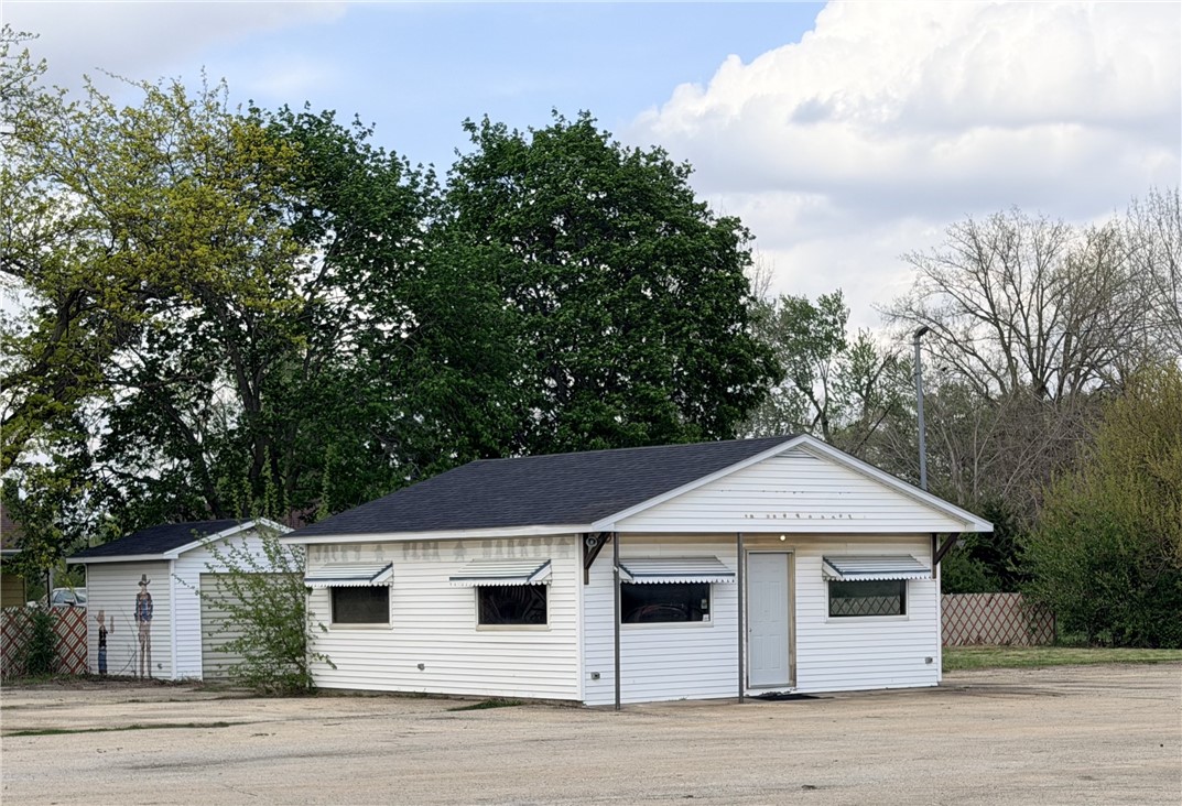 5 South Henning Road Danville, IL 61832 - Photo 1 of 10