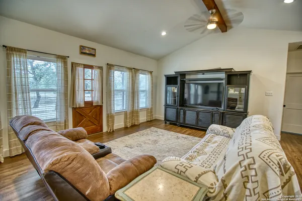 $828,900 | 623 Fm 1796, Utopia, TX 78884