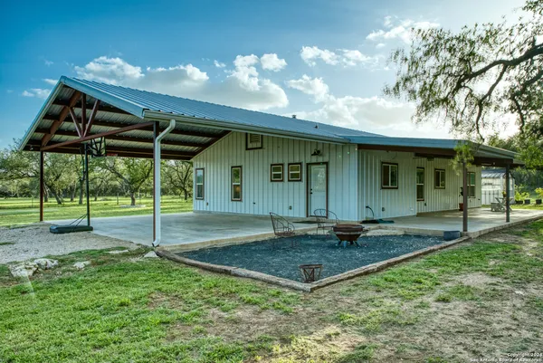 $828,900 | 623 Fm 1796, Utopia, TX 78884