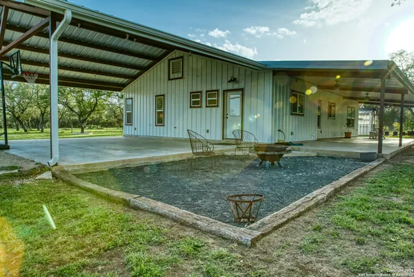 $828,900 | 623 Fm 1796, Utopia, TX 78884