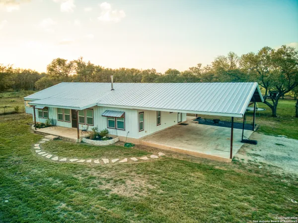 $828,900 | 623 Fm 1796, Utopia, TX 78884