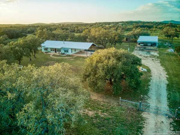 $828,900 | 623 Fm 1796, Utopia, TX 78884