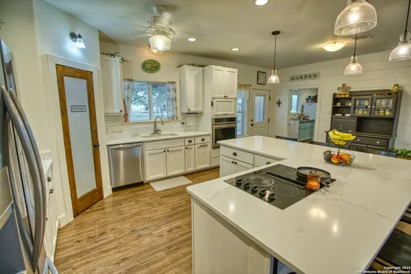 $828,900 | 623 Fm 1796, Utopia, TX 78884