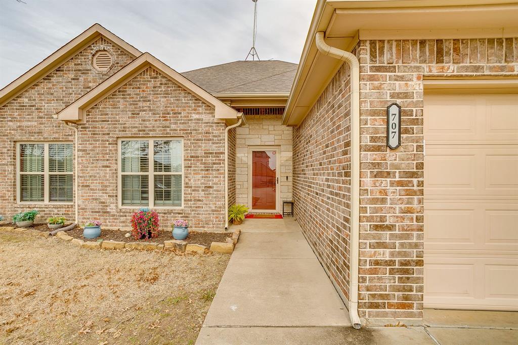 707 Brandt Street Grandview, TX 76050 - Photo 4 of 39