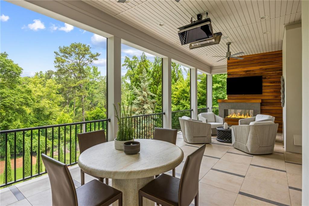 725 Londonberry Road Northwest Atlanta, GA 30327 - Photo 13 of 43