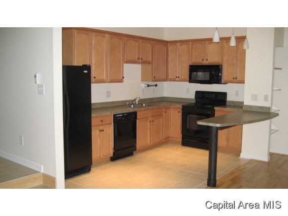 2919 South Meadowbrook Road, Unit 8 Springfield, IL 62711 - Photo 2 of 14