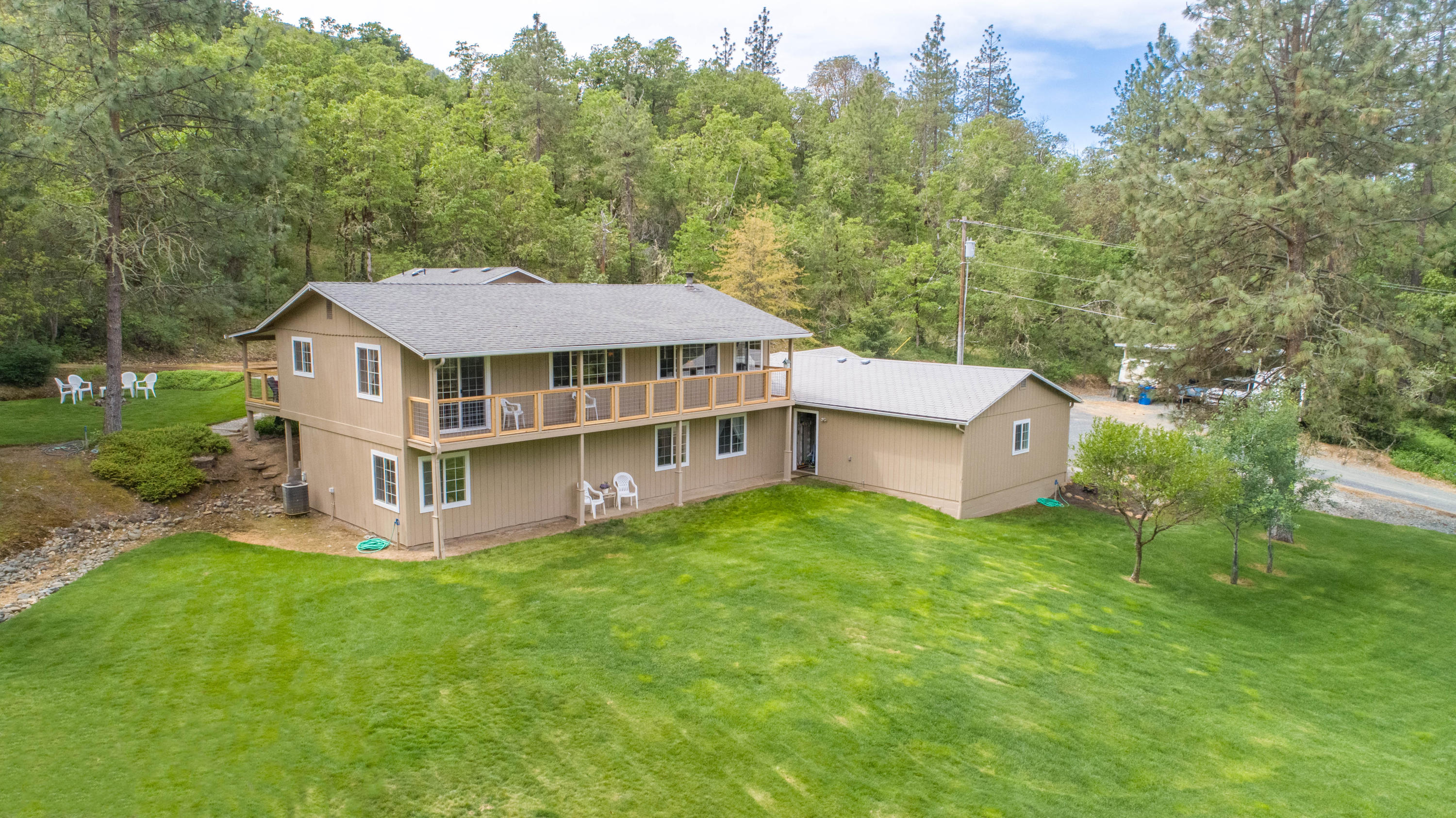 1068 Wards Creek Road Rogue River, OR 97537 - Photo 8 of 57 Expansive yard for entertaining and fun.
